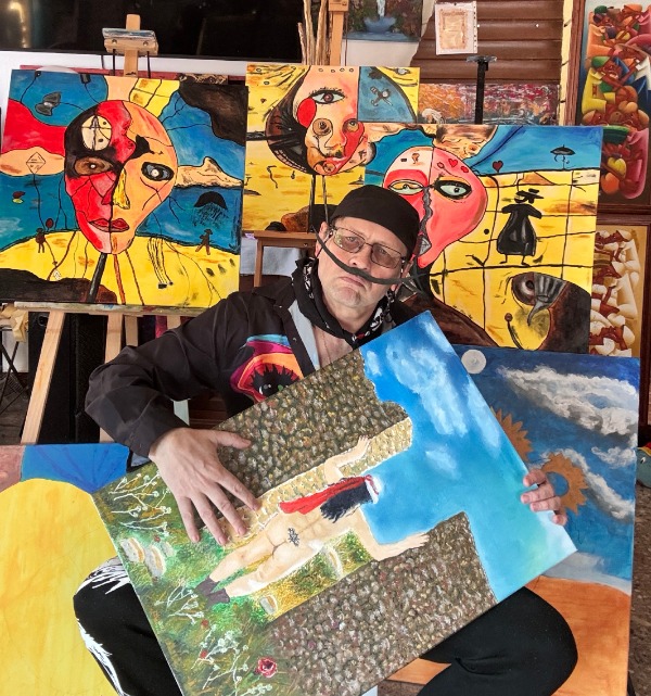 JRGD en su espacio de trabajo junto a sus pinturas
