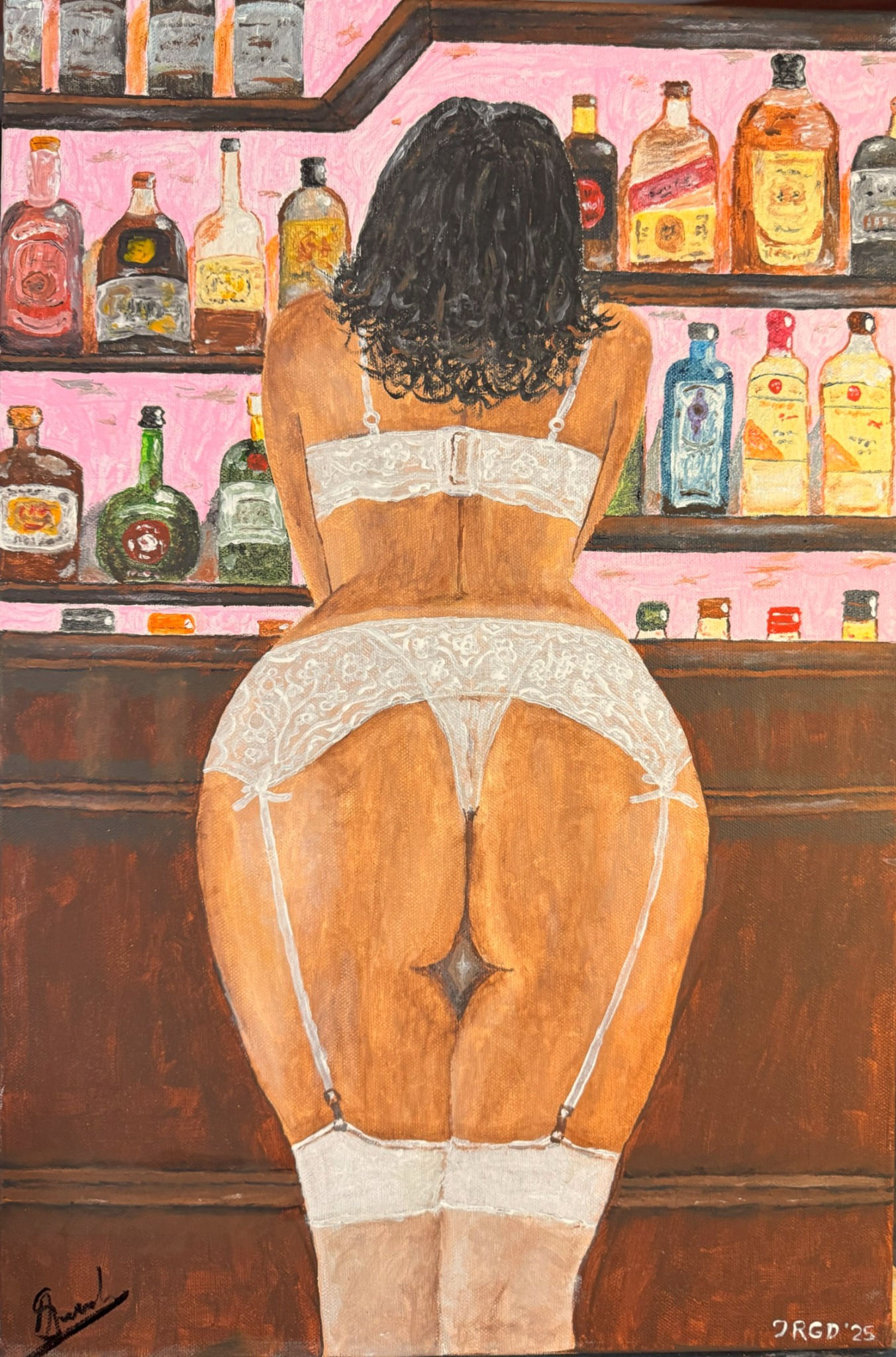 Mujer en la barra entre etiquetas de bourbon