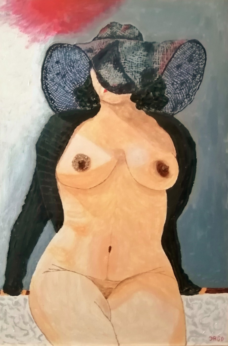 Mujer sentada en una mesita de marmol.